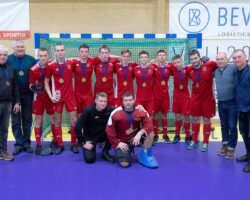 Ardas-SC komanda Vitalij su Roku tupi 2022-11-27. III Vilniaus miesto lauko riedulio čempionatas. foto Alfredas Pliadis